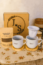 kit aroma e afeto com pires de madeira gravado a laser e mini coador