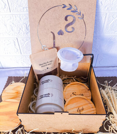 kit presente para avós com xícaras de cerâmica e caixa MDF personalizada