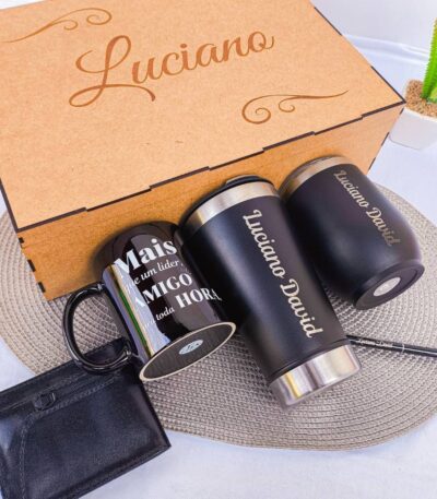 kit presente de aniversário premium com caneca e copos personalizados