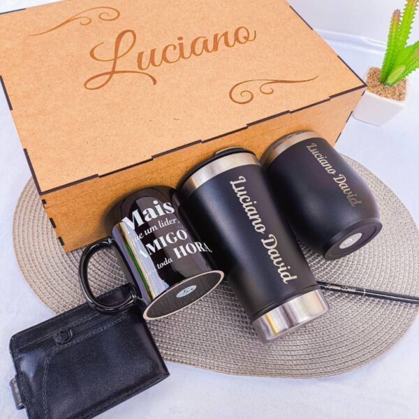 kit presente de aniversário premium com caneca e copos personalizados