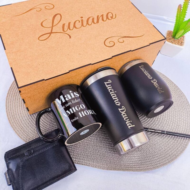 kit presente de aniversário premium com caneca e copos personalizados